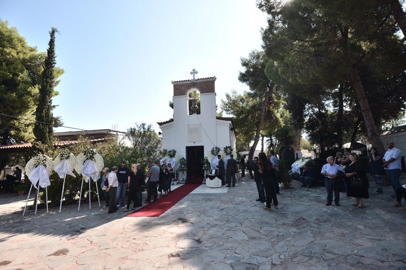 Το τελευταίο αντίο συγγενών, φίλων, συναδέλφων στον Λάμπρο Χαβέλα [εικόνες] | iefimerida.gr 9