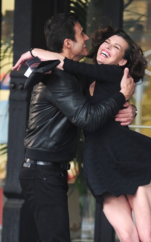 Η απροσεξία της Μίλα Γιόβοβιτς «έβαλε φωτιά» στους παπαράτσι [εικόνες] | iefimerida.gr 1