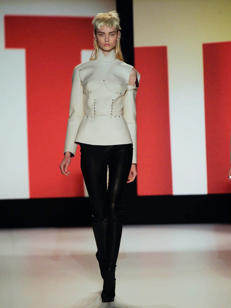 Tα μυτερά στήθη του Ζαν Πολ Γκοτιέ κάρφωσαν πάλι τη γαλλική μόδα [εικόνες] | iefimerida.gr 2