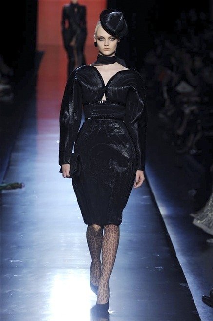 Tα μυτερά στήθη του Ζαν Πολ Γκοτιέ κάρφωσαν πάλι τη γαλλική μόδα [εικόνες] | iefimerida.gr 3