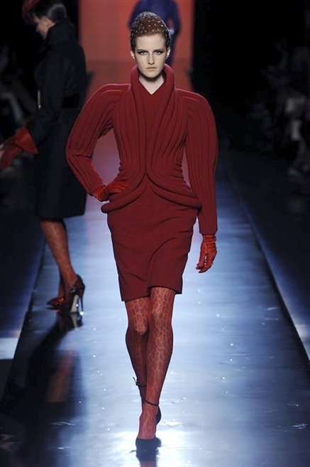 Tα μυτερά στήθη του Ζαν Πολ Γκοτιέ κάρφωσαν πάλι τη γαλλική μόδα [εικόνες] | iefimerida.gr 4