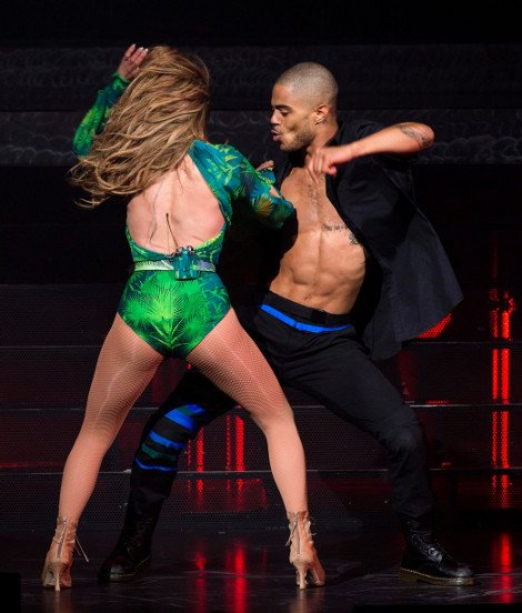 Οταν η Τζένιφερ Λόπεζ έβγαλε γλώσσα στους θαυμαστές της [εικόνες] | iefimerida.gr 1