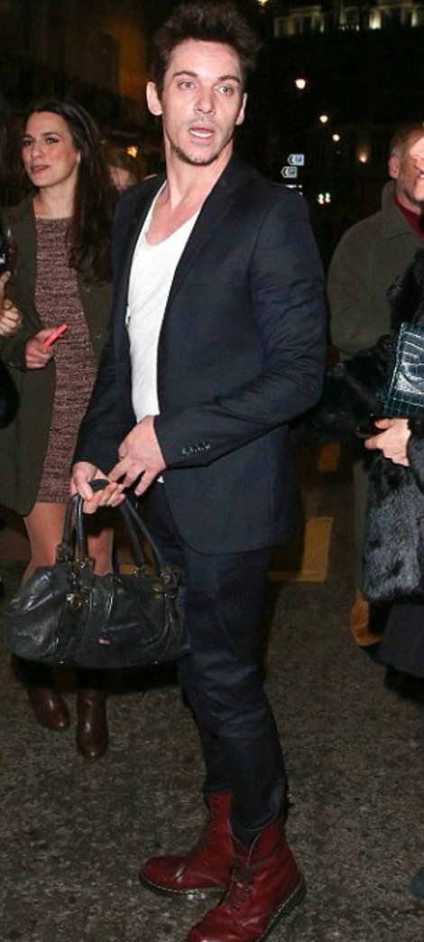 Νέα μόδα ή κάτι άλλο; Ο πιο σέξι άνδρας του κόσμου κυκλοφορεί κρατώντας μια υπέροχη γυναικεία τσάντα [εικόνες] | iefimerida.gr 0