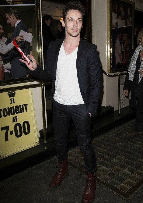 Νέα μόδα ή κάτι άλλο; Ο πιο σέξι άνδρας του κόσμου κυκλοφορεί κρατώντας μια υπέροχη γυναικεία τσάντα [εικόνες] | iefimerida.gr 1