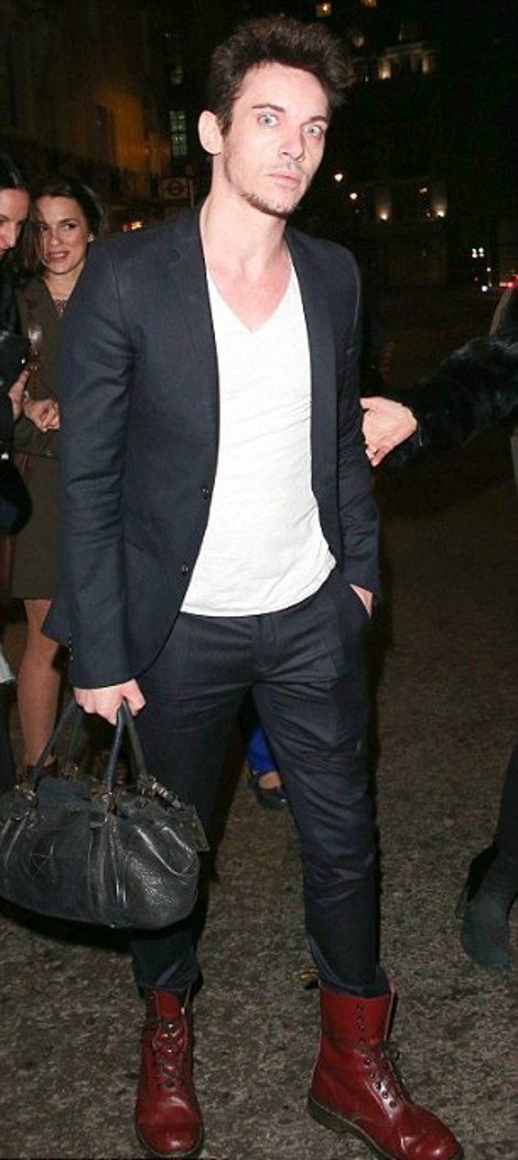 Νέα μόδα ή κάτι άλλο; Ο πιο σέξι άνδρας του κόσμου κυκλοφορεί κρατώντας μια υπέροχη γυναικεία τσάντα [εικόνες] | iefimerida.gr 2