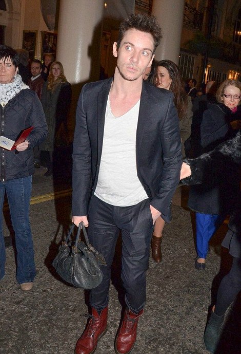 Νέα μόδα ή κάτι άλλο; Ο πιο σέξι άνδρας του κόσμου κυκλοφορεί κρατώντας μια υπέροχη γυναικεία τσάντα [εικόνες] | iefimerida.gr 3