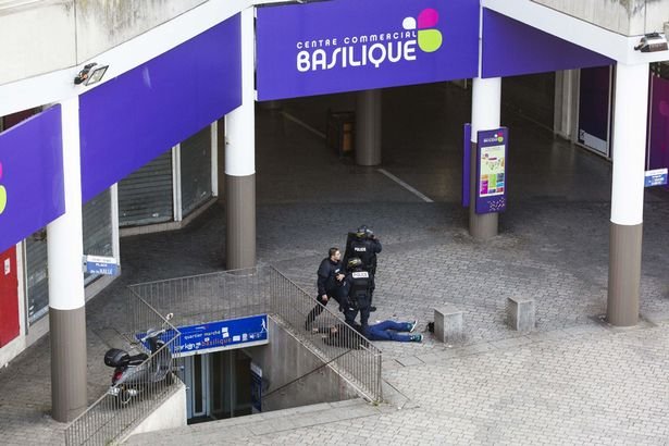 Σύλληψη υπόπτου σε εμπορικό κέντρο στο Σεν Ντενί [εικόνες] | iefimerida.gr 1