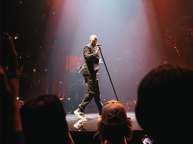 Η Stella McCartney ντύνει τον Τζάστιν Τίμπερλεϊκ και παραδίδει μαθήματα στιλ στους άνδρες [εικόνες] | iefimerida.gr 1