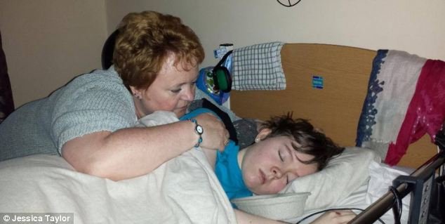 Η 22χρονη με τα πιο εύθραυστα κόκαλα – Κινδυνεύει να «σπάσει» αν καθίσει απότομα σε μια καρέκλα [εικόνες] | iefimerida.gr 3