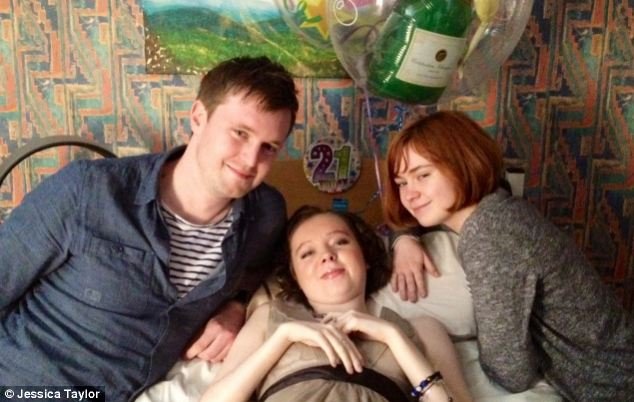 Η 22χρονη με τα πιο εύθραυστα κόκαλα – Κινδυνεύει να «σπάσει» αν καθίσει απότομα σε μια καρέκλα [εικόνες] | iefimerida.gr 4