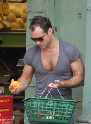 Συγκλονιστικός Jude Law ακόμη κι όταν αγοράζει λαχανικά [εικόνες] | iefimerida.gr 0