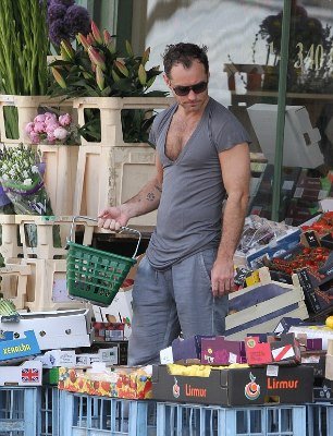 Συγκλονιστικός Jude Law ακόμη κι όταν αγοράζει λαχανικά [εικόνες] | iefimerida.gr 1