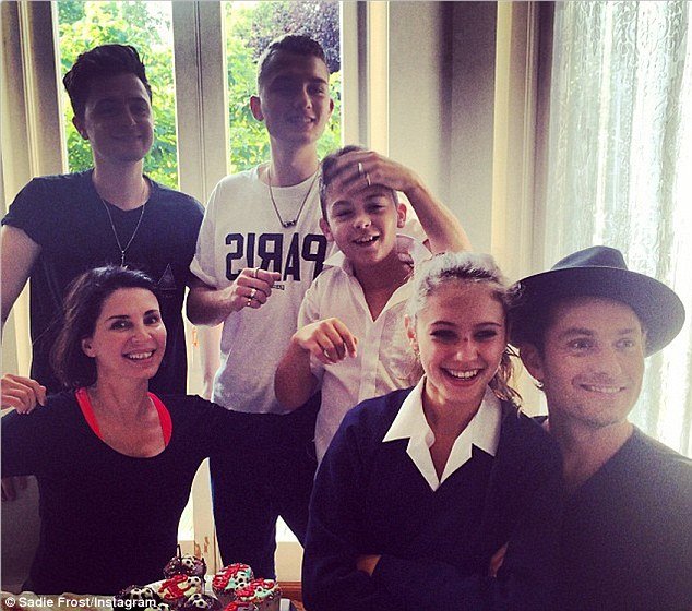 Η 23χρονη εξωτική καλλονή που πέρασε μερικά φλογερά βράδια με τον Τζουντ Λο και τώρα είναι έγκυος στο παιδί του [εικόνες] | iefimerida.gr 10