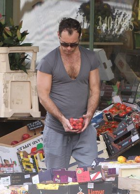 Συγκλονιστικός Jude Law ακόμη κι όταν αγοράζει λαχανικά [εικόνες] | iefimerida.gr 2