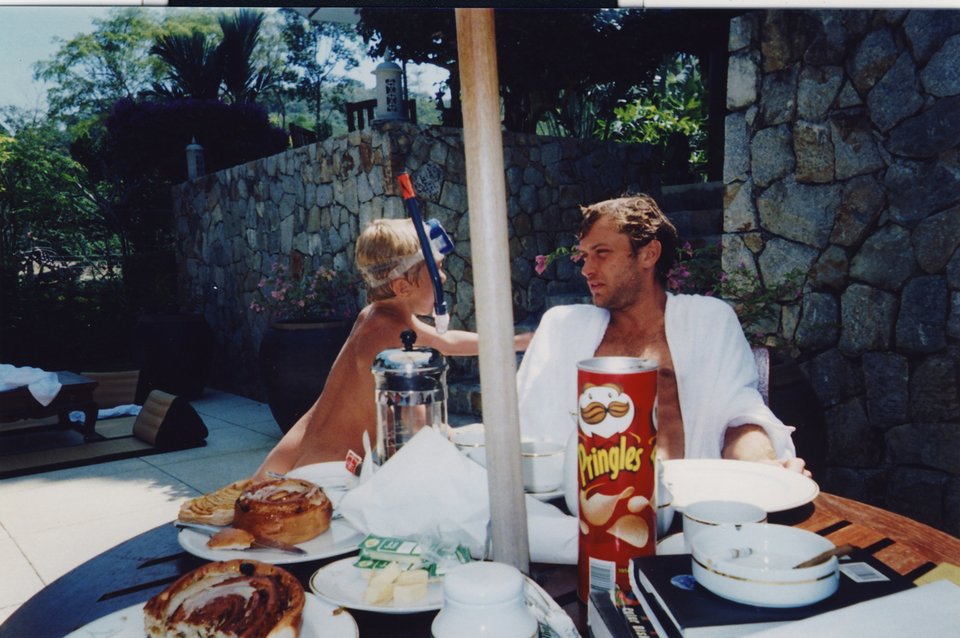 Οι σταρ όπως δεν τους έχουμε ξαναδεί -Ανέκδοτες φωτογραφίες από πάρτι, αγκαλιές και χαλαρές ή ξέφρενες πόζες [εικόνες] | iefimerida.gr 24