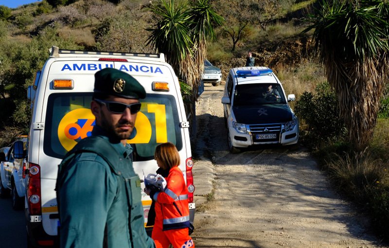 Τα σωστικά συνεργεία δίνουν μάχη με τον χρόνο για να βγάλουν ζωντανό τον 2χρονο