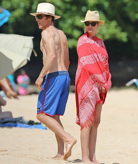 Η διάσημη σταρ που τρέμει τον ήλιο -Στην παραλία καλυμμένη από την κορυφή μέχρι τα νύχια με παρεό-σεντόνι [εικόνες] | iefimerida.gr 0