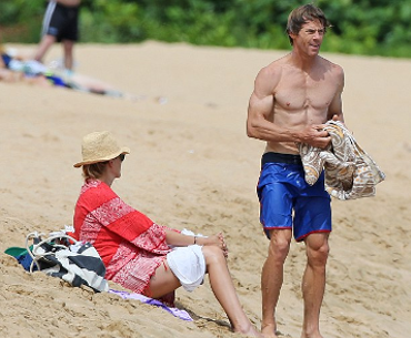 Η διάσημη σταρ που τρέμει τον ήλιο -Στην παραλία καλυμμένη από την κορυφή μέχρι τα νύχια με παρεό-σεντόνι [εικόνες] | iefimerida.gr 1