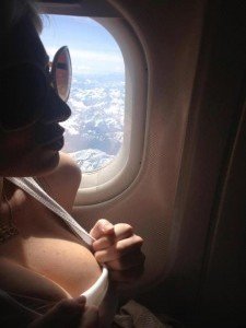 Η Τζούλια Αλεξανδράτου δείχνει το στήθος της σε φωτογράφο [εικόνες] | iefimerida.gr 0