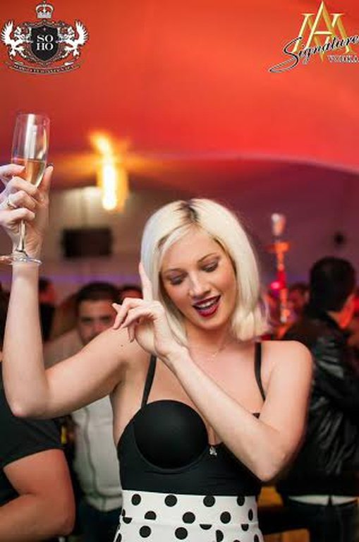 Η Τζούλια Αλεξανδράτου πίνει σαμπάνιες στην Κύπρο [εικόνες] | iefimerida.gr 0