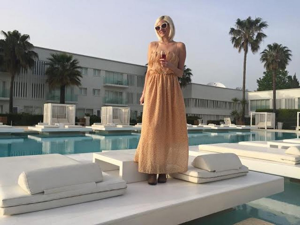 Η Τζούλια Αλεξανδράτου πίνει σαμπάνιες στην Κύπρο [εικόνες] | iefimerida.gr 2