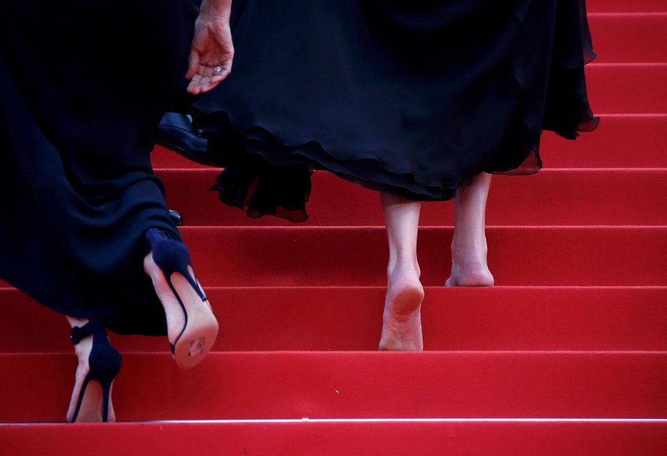 Κάννες: Ξυπόλητη στο κόκκινο χαλί η Τζούλια Ρόμπερτς [εικόνες] | iefimerida.gr 1