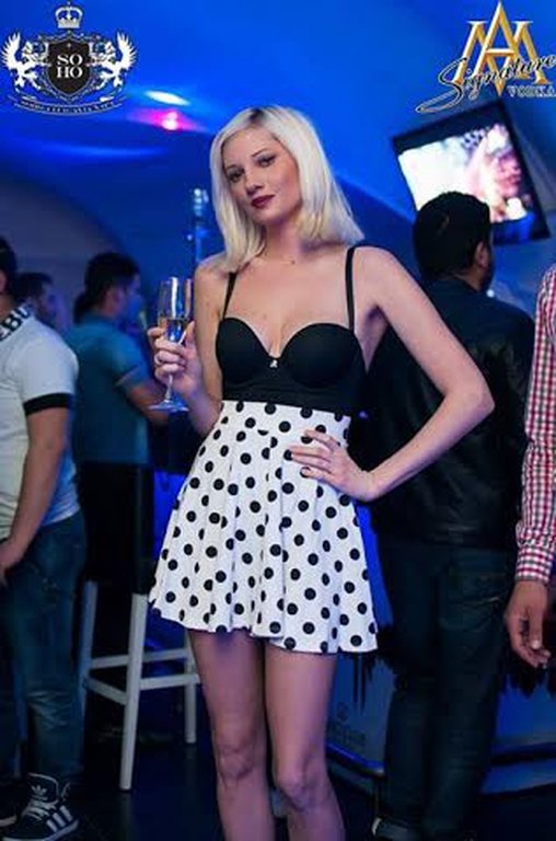 Η Τζούλια Αλεξανδράτου πίνει σαμπάνιες στην Κύπρο [εικόνες] | iefimerida.gr 3