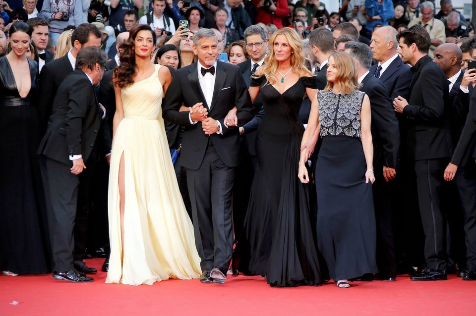 Κάννες: Ξυπόλητη στο κόκκινο χαλί η Τζούλια Ρόμπερτς [εικόνες] | iefimerida.gr 2