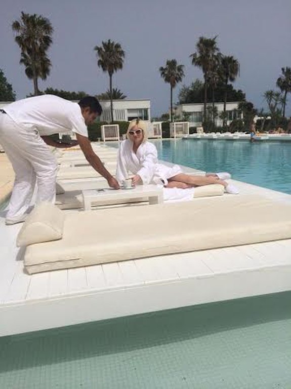 Η Τζούλια Αλεξανδράτου πίνει σαμπάνιες στην Κύπρο [εικόνες] | iefimerida.gr 4