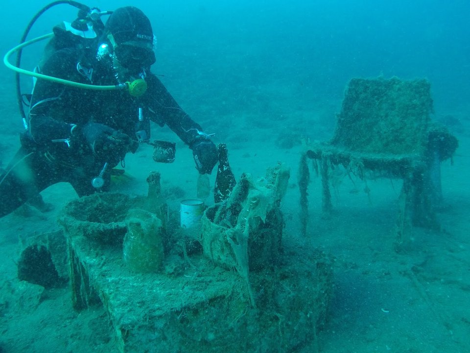 Εικαστικός έφτιαξε ένα υποβρύχιο μπαρ από πλαστικά που βρήκε στο βυθό [εικόνες]  | iefimerida.gr 2