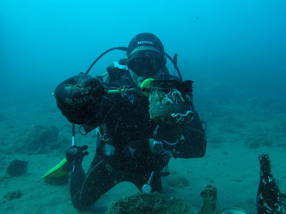 Εικαστικός έφτιαξε ένα υποβρύχιο μπαρ από πλαστικά που βρήκε στο βυθό [εικόνες]  | iefimerida.gr 0