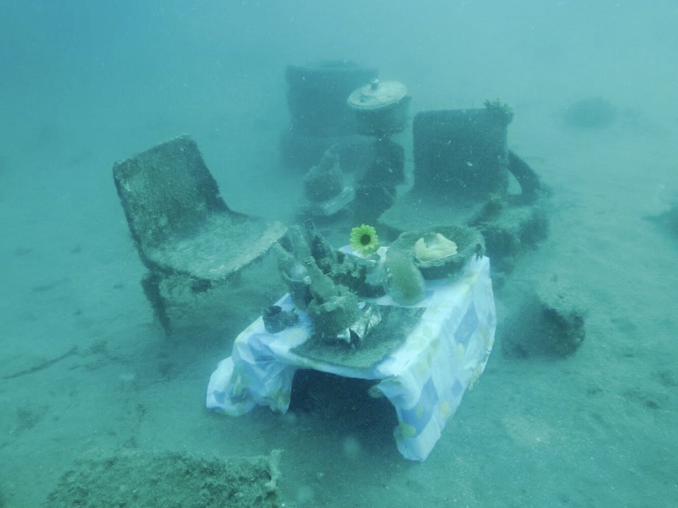 Εικαστικός έφτιαξε ένα υποβρύχιο μπαρ από πλαστικά που βρήκε στο βυθό [εικόνες]  | iefimerida.gr 1