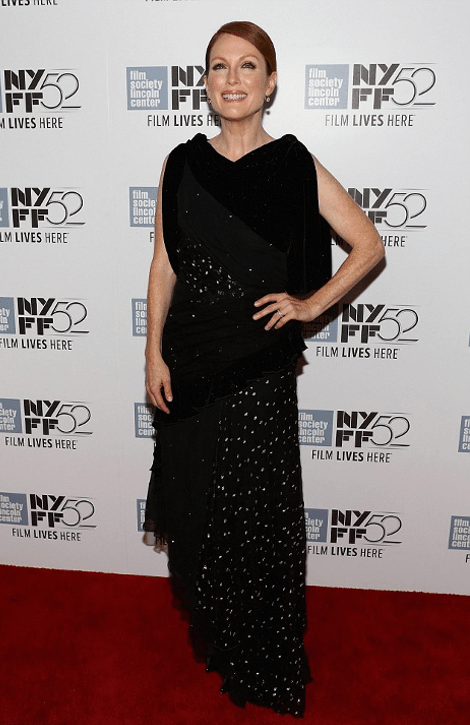 Η Τζούλιαν Μουρ στα 53 της βάζει κάτω και... τρεις 20άρες -Πρόσωπο «φεγγάρι» και κορμί «λαμπάδα» [εικόνες] | iefimerida.gr 0