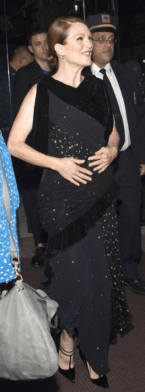 Η Τζούλιαν Μουρ στα 53 της βάζει κάτω και... τρεις 20άρες -Πρόσωπο «φεγγάρι» και κορμί «λαμπάδα» [εικόνες] | iefimerida.gr 3