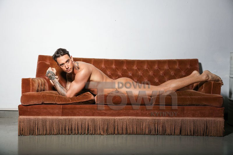 Ο σέξι συμπρωταγωνιστής της Αντζελας στη διαφήμιση του Jumbo φωτογραφίζεται γυμνός [εικόνες] | iefimerida.gr 0