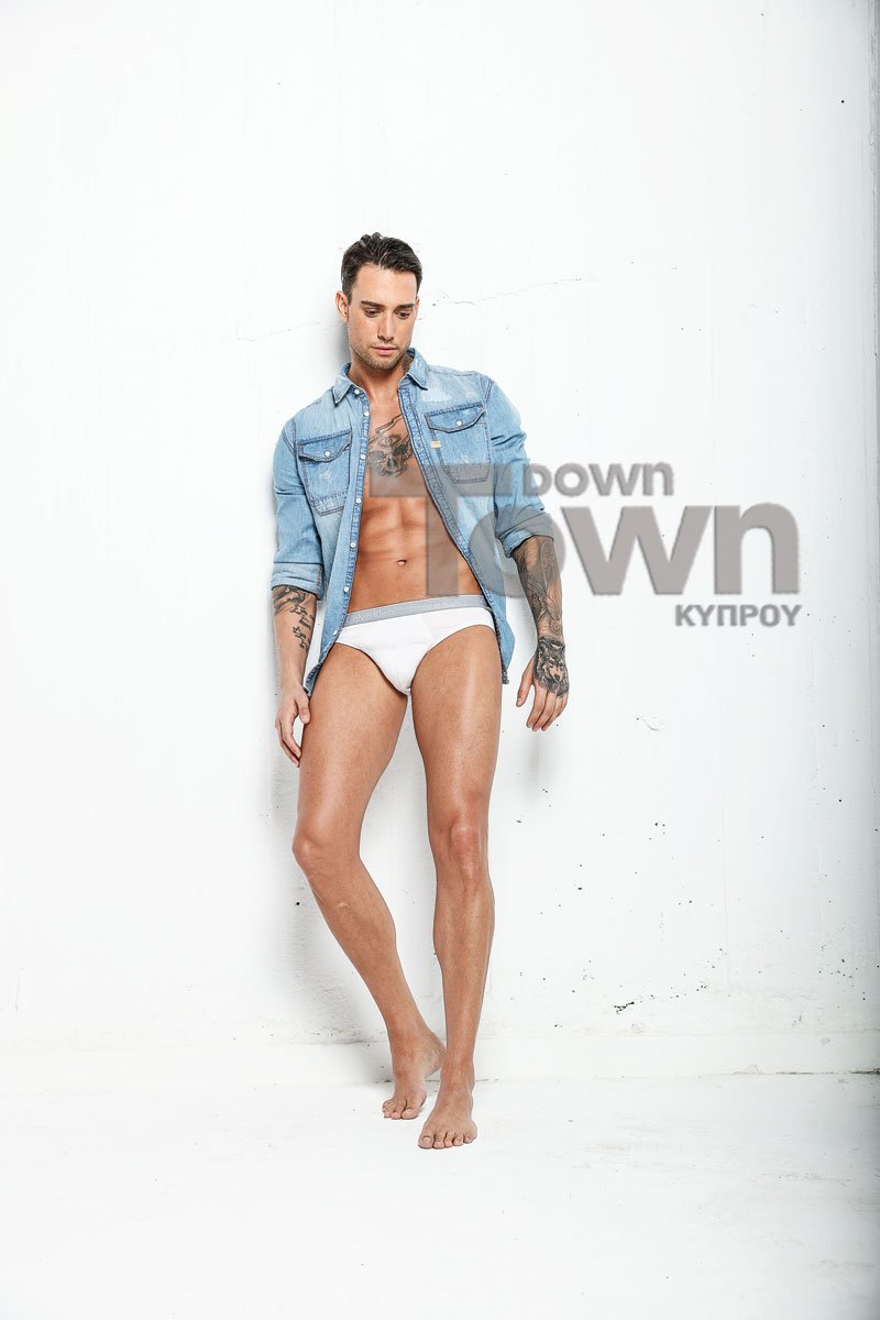 Ο σέξι συμπρωταγωνιστής της Αντζελας στη διαφήμιση του Jumbo φωτογραφίζεται γυμνός [εικόνες] | iefimerida.gr 2