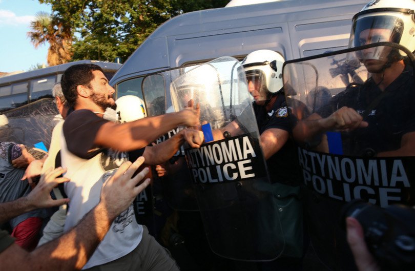 Θεσσαλονίκη: Ενταση μεταξύ ΜΑΤ-διαδηλωτών πριν την εκδήλωση προς τιμήν του Γιούνκερ [βίντεο] | iefimerida.gr 1