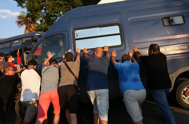 Θεσσαλονίκη: Ενταση μεταξύ ΜΑΤ-διαδηλωτών πριν την εκδήλωση προς τιμήν του Γιούνκερ [βίντεο] | iefimerida.gr 2