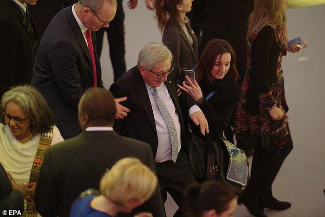 Τρέκλιζε και πάλι ο Γιούνκερ –Κόντεψε να φάει τούμπα σε σύνοδο στη Βιέννη [εικόνες]  | iefimerida.gr 1