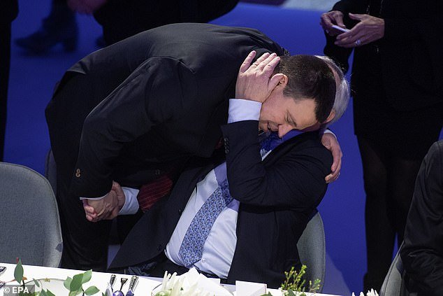 Τρέκλιζε και πάλι ο Γιούνκερ –Κόντεψε να φάει τούμπα σε σύνοδο στη Βιέννη [εικόνες]  | iefimerida.gr 2