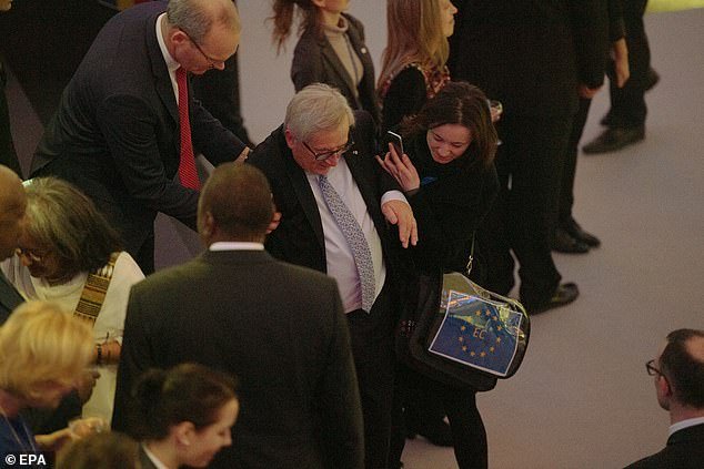 Τρέκλιζε και πάλι ο Γιούνκερ –Κόντεψε να φάει τούμπα σε σύνοδο στη Βιέννη [εικόνες]  | iefimerida.gr 0