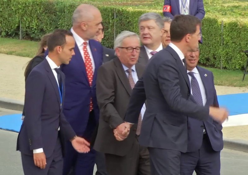 Euractiv μετά το τρέκλισμα του Γιούνκερ: Το ερώτημα είναι, θα μπορέσει να ολοκληρώσει τη θητεία του; | iefimerida.gr 0