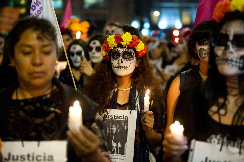 Στους δρόμους βγήκαν οι Μεξικανές για τις αυξανόμενες δολοφονίες γυναικών [εικόνες] | iefimerida.gr 0