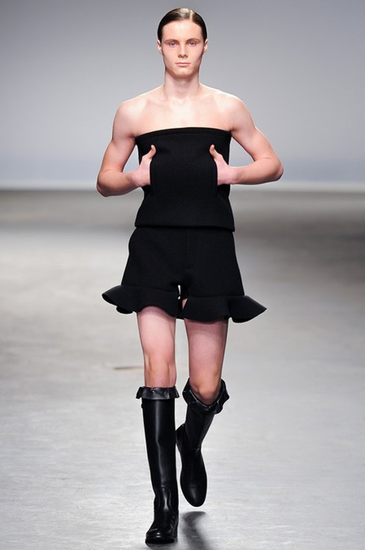 Το άφυλο λουκ στην πιο ακραία του εκδοχή από τον μόδιστρο Τζόναθαν Ουίλιαμ Άντερσον [εικόνες] | iefimerida.gr 9