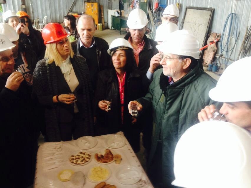 Τσίπουρο και τοπικοί μεζέδες για Λαφαζάνη και Ραχήλ Μακρή [εικόνες]   | iefimerida.gr 0