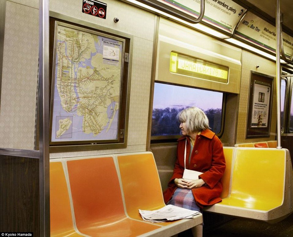 «Ενιωσα Αόρατη»: 42χρονη φωτογράφος ζούσε δυο χρόνια υποδυόμενη τη γιαγιά στη Νέα Υόρκη [εικόνες] | iefimerida.gr 0