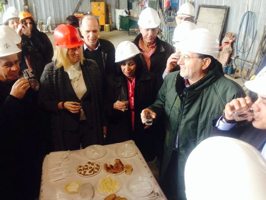 Τσίπουρο και τοπικοί μεζέδες για Λαφαζάνη και Ραχήλ Μακρή [εικόνες]   | iefimerida.gr 1