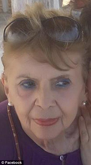 Συγκινητικό: Αδέσποτα σκυλιά πήγαν στην κηδεία της γυναίκας που τα φρόντιζε [εικόνες]  | iefimerida.gr 0