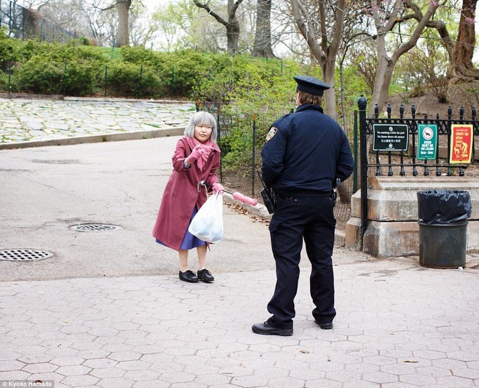 «Ενιωσα Αόρατη»: 42χρονη φωτογράφος ζούσε δυο χρόνια υποδυόμενη τη γιαγιά στη Νέα Υόρκη [εικόνες] | iefimerida.gr 1