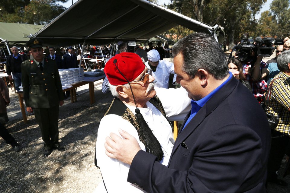 Αρνιά, κοκορέτσια και τσουρέκια - Το τρικούβερτο γλέντι του Καμμένου στο Γουδή [εικόνες] | iefimerida.gr 2